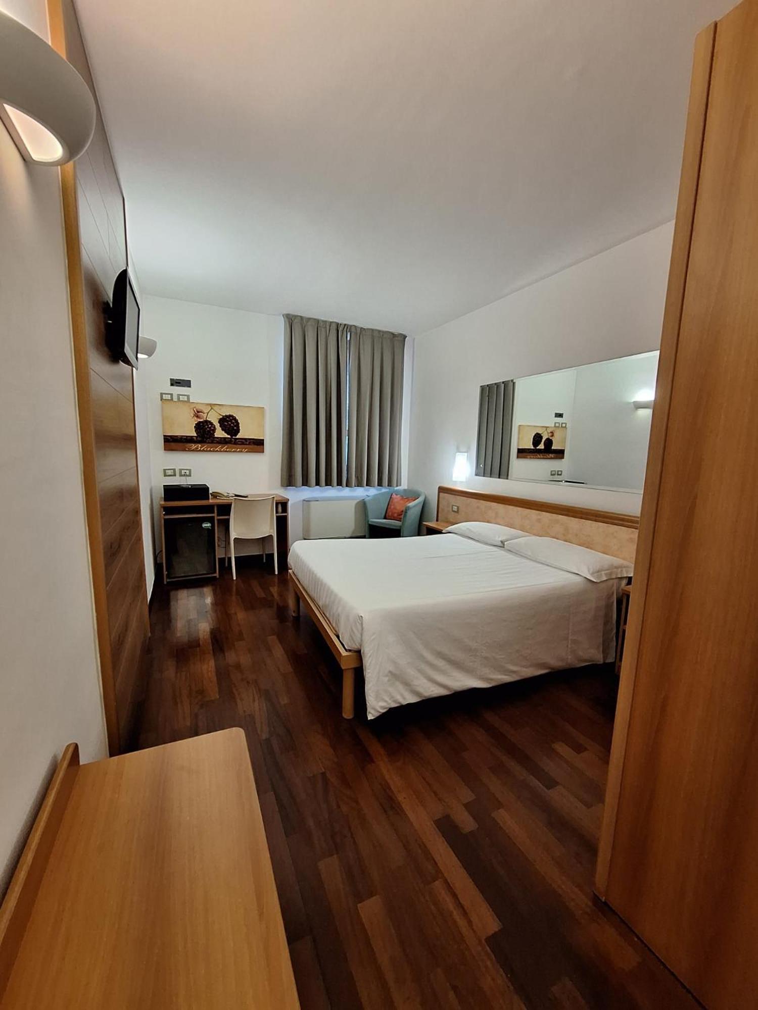 Hotel Tre Ville Parma Esterno foto